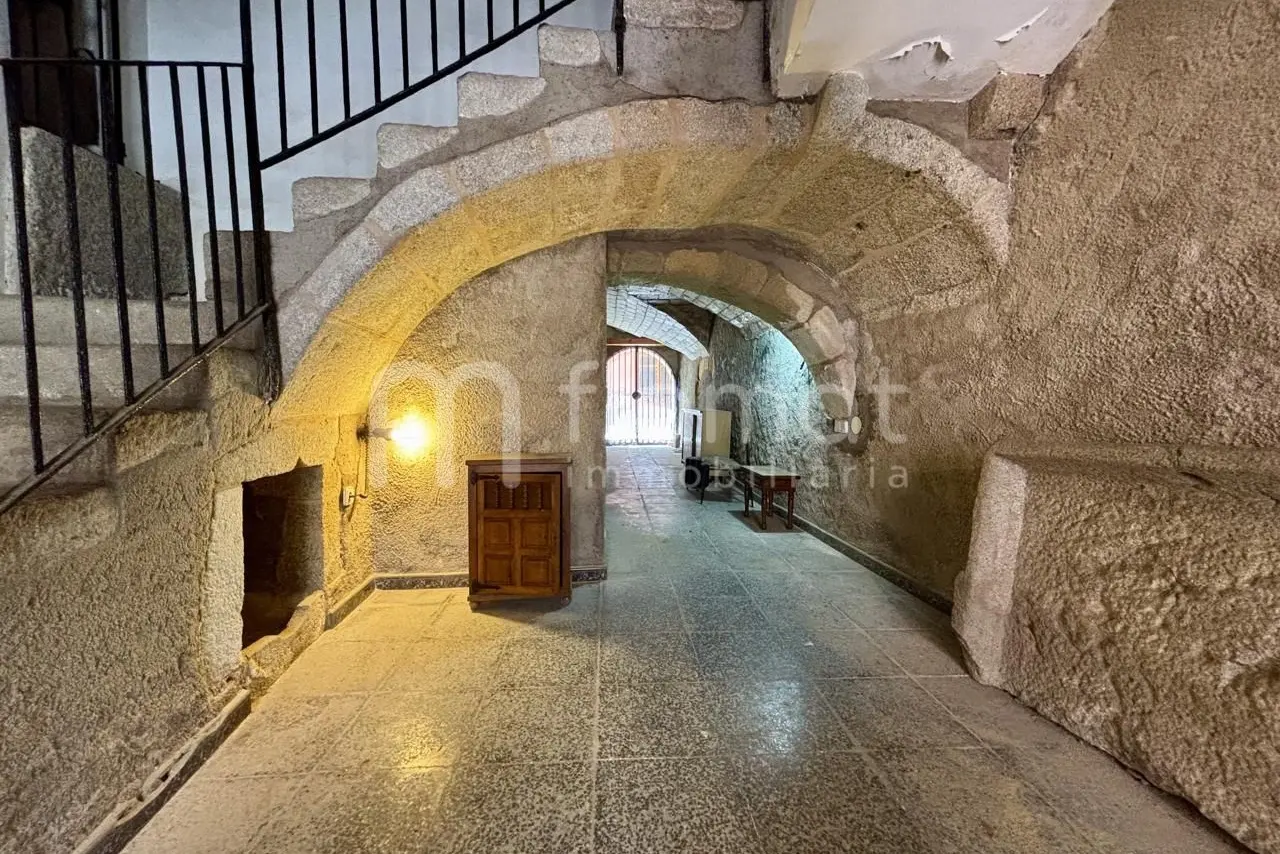 Casa de pueblo con bóveda de piedra en el casco antiguo