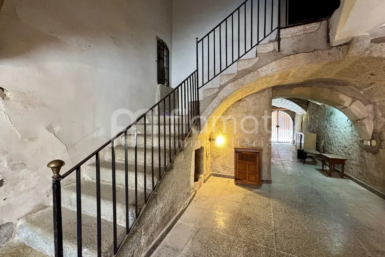 Casa de pueblo con bóveda de piedra en el casco antiguo — foto 3